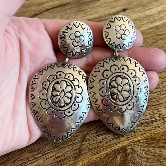 Vintage Silver Tone Western Style Concho Clip-on Earrings 1980s 1990s - Picture 3 of 6